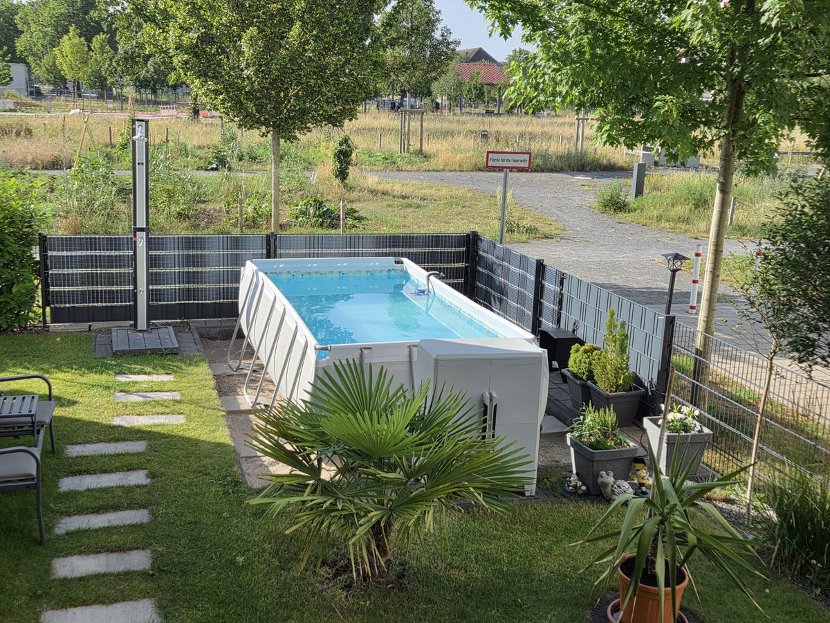 Sunbooster VERTICAL+ Solarzaun rund um einen Garten mit Pool