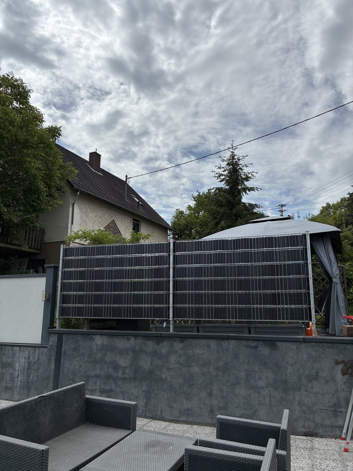Sunbooster VERTICAL+ als Sichtschutz auf einer Terrassenmauer