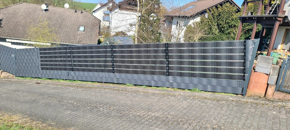 Sunbooster VERTICAL+ Solarzaun an einer Einfahrt