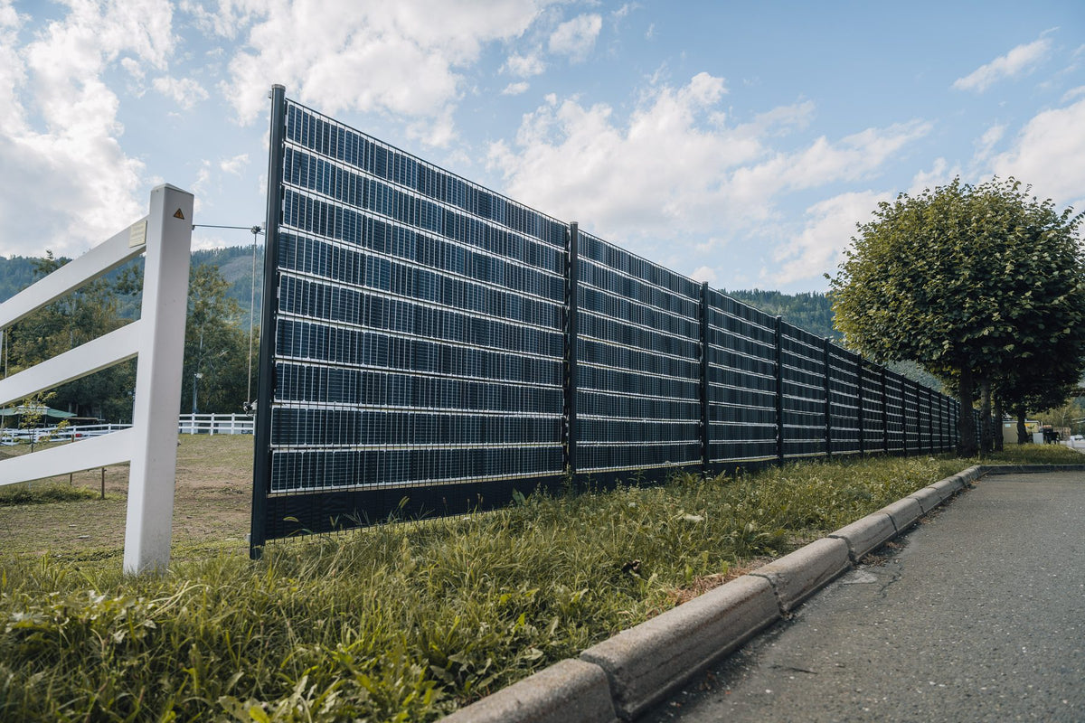 Sunbooster VERTICAL+ Solarzaun entlang eines Weges