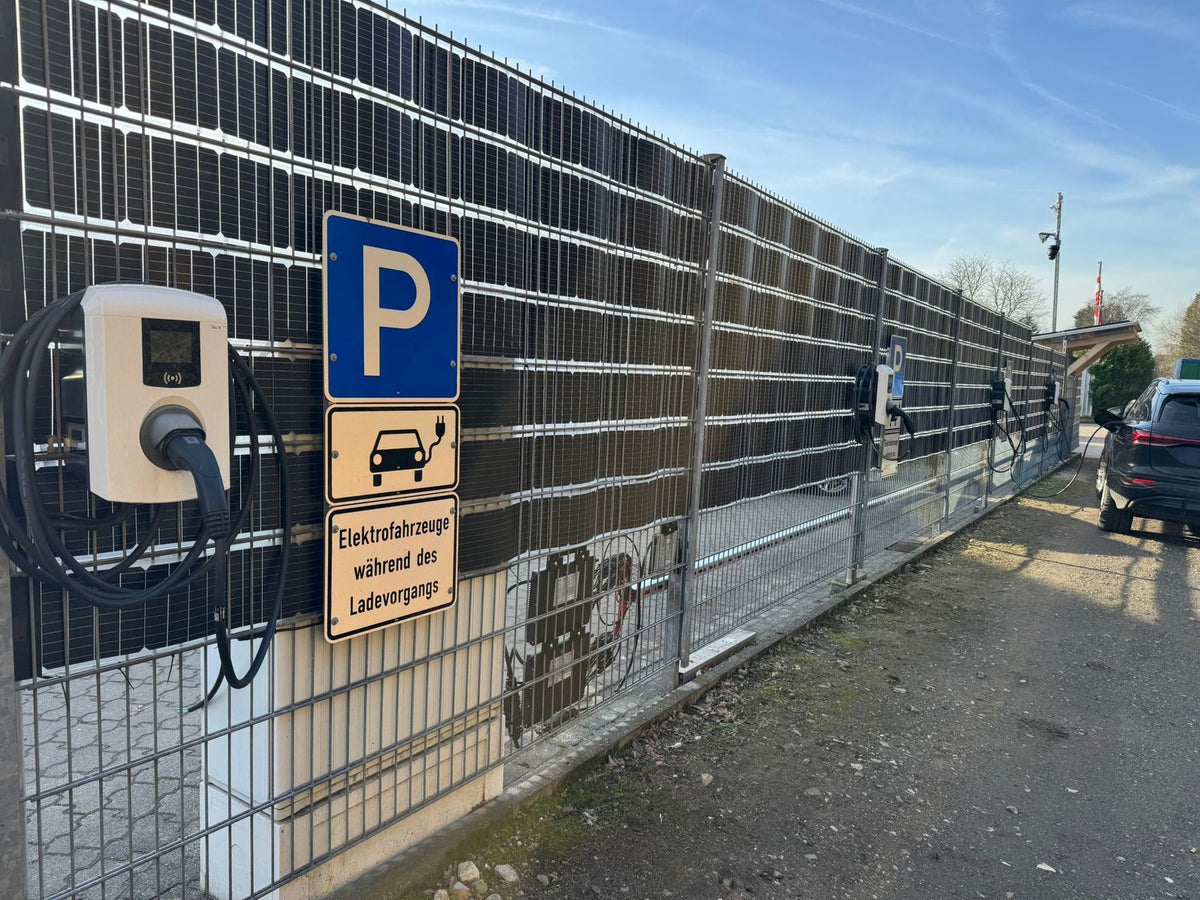 Ladestation für Elektroautos am Sunbooster VERTICAL+ Solarzaun